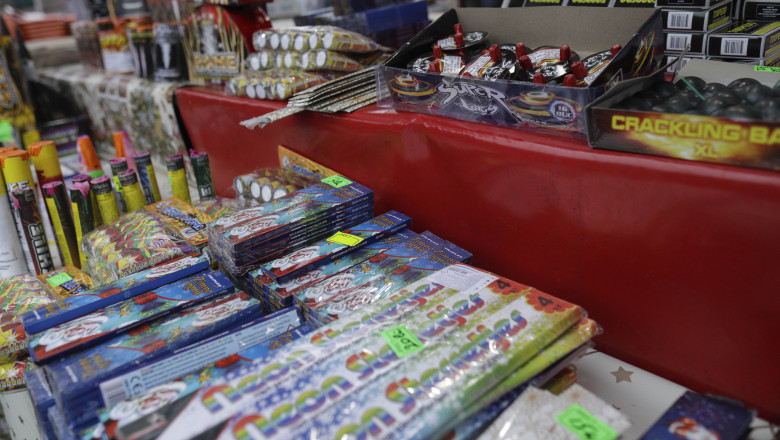 Poliția Capitalei confiscă cinci tone de articole pirotehnice în două percheziții