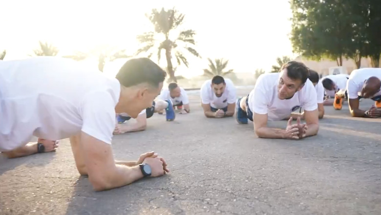 Emmanuel Macron a exersat sport împreună cu militari francezi în Emiratele Arabe Unite