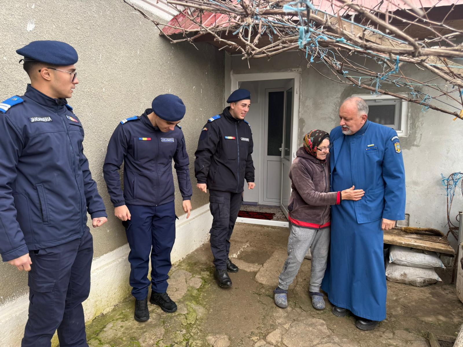 Jandarmii din Constanța oferă sprijin unei femei singure din Vârtop înainte de iarnă