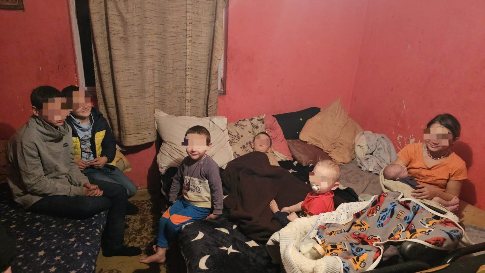 Familia cu șapte copii din Botoșani luptă pentru reîntregire și sprijin în prag de sărbători