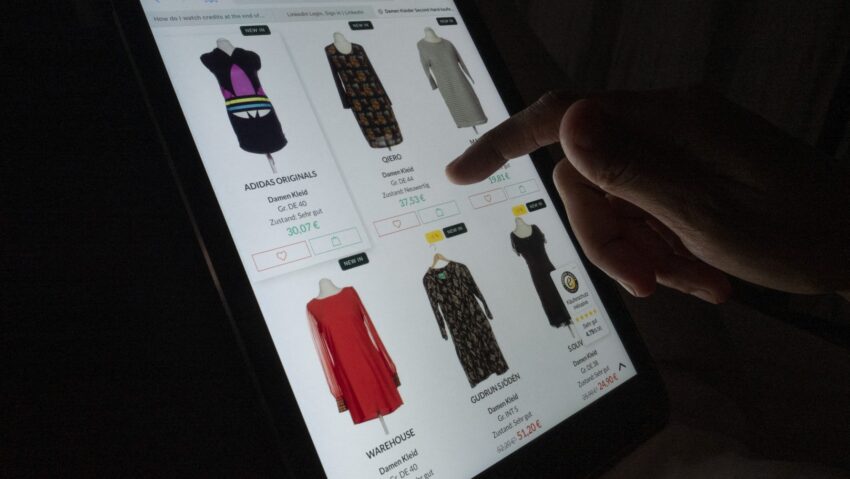 Infocons avertizează consumatorii privind riscurile cumpărăturilor de pe site-uri străine