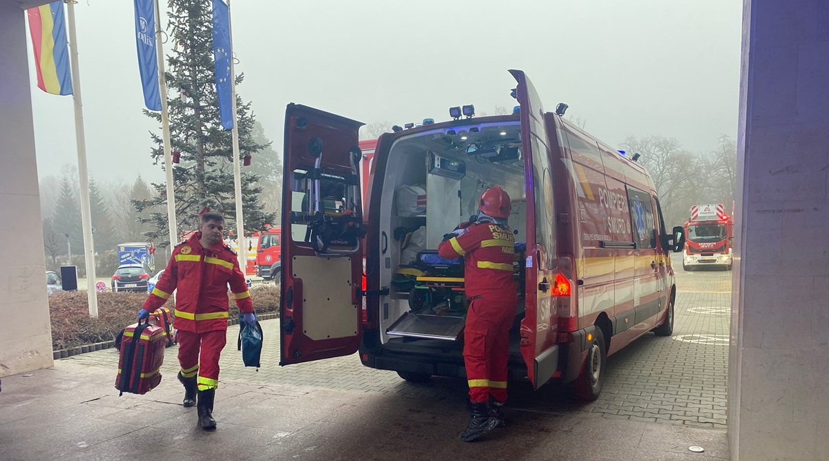 Patru copii și doi adulți transportați la spital după prăbușirea tavanului unei piscine în Sibiu