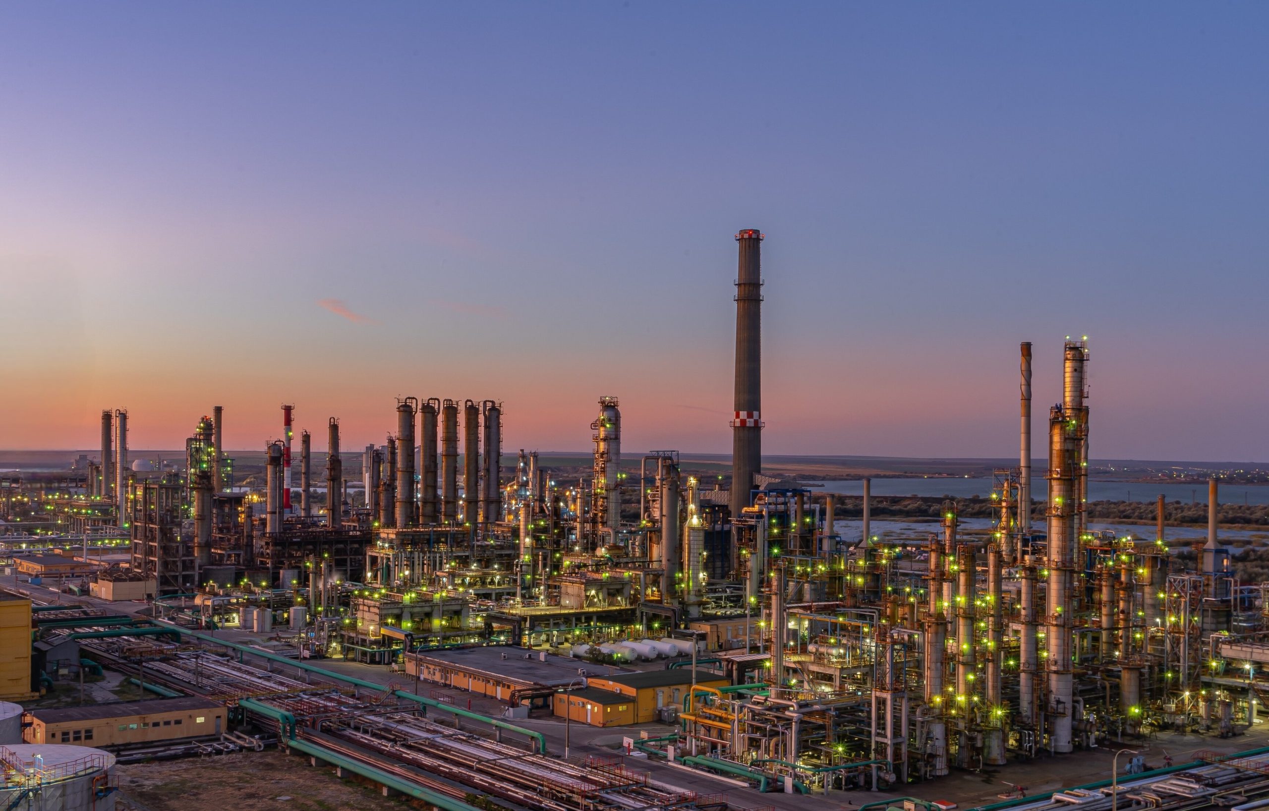 România riscă să funcționeze o lună doar cu rafinăria Petrobrazi din cauza problemelor la Petromidia și Petrotel