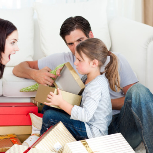 O familie cheltuiește aproape 2.500 de lei pentru Crăciun în 2025, arată analiza