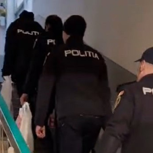 Polițiștii din Cugir au dus cadouri copiilor de Crăciun în cadrul campaniei MAI aproape de oameni