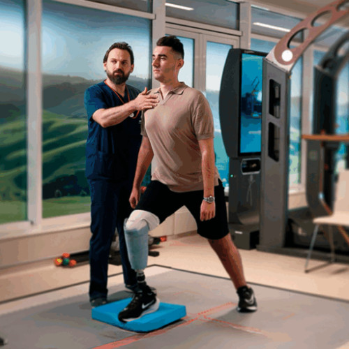 Andrei își reconstruiește mobilitatea cu ajutorul tehnologiei avansate la Spitalul Arcadia