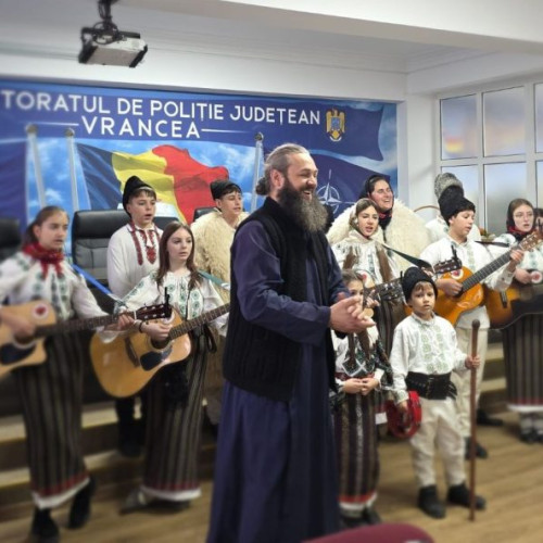 Polițiștii din Vrancea primesc colindători tradiționali înainte de Crăciun