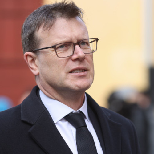 Ambasadorul britanic Giles Portman interpretează un colind la pian și transmite urări de Crăciun