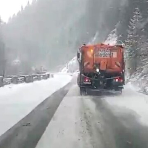 Utilajele DRDP Craiova au intervenit pentru îndepărtarea zăpezii în nordul județului Vâlcea