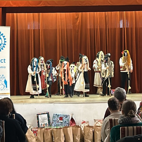 Rotary Cetatea Tomis aduce bucurie copiilor din centre sociale prin spectacole și daruri de Crăciun