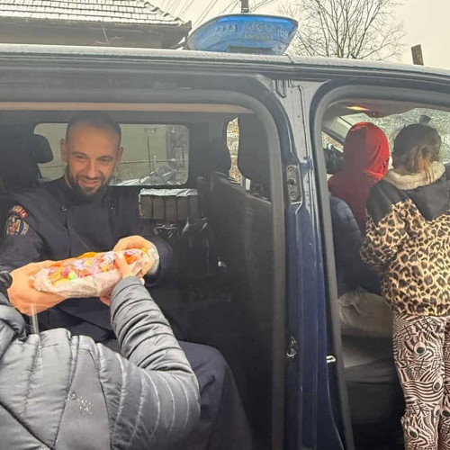 Jandarmii din Alba au sprijinit o familie cu cinci copii adoptați de sărbători