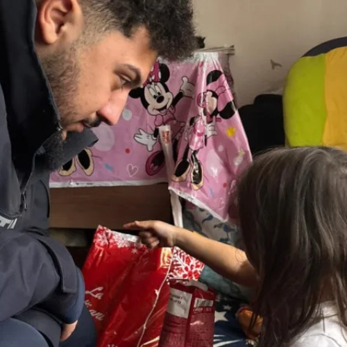 Polițiști din Buzău aduc pachete cu alimente și cadouri familiilor nevoiașe de Crăciun