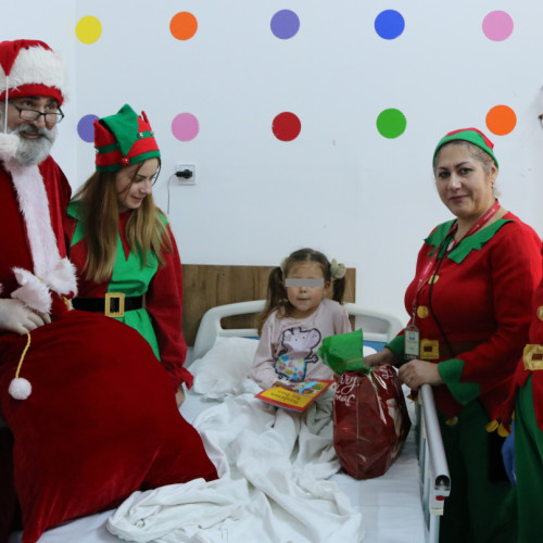 Moș Crăciun a adus daruri și bucurie copiilor internați la spitalele din Constanța