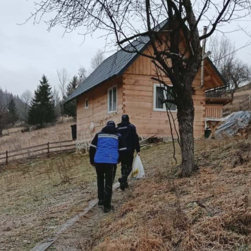 Jandarmii din Alba sprijină familiile din zonele montane cu pachete alimentare de sărbători