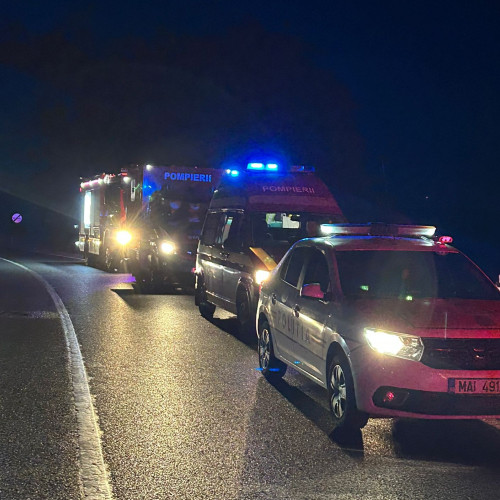 Două mașini se ciocnesc frontal în Satu Nou, cinci persoane rănite