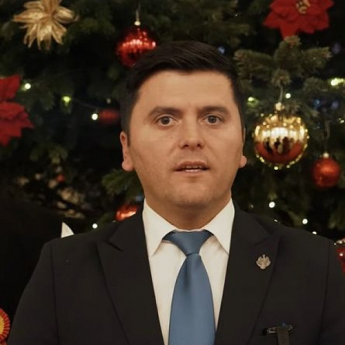 Adrian Cozma s-a alăturat colindătorilor din Țara Codrului la Parlament